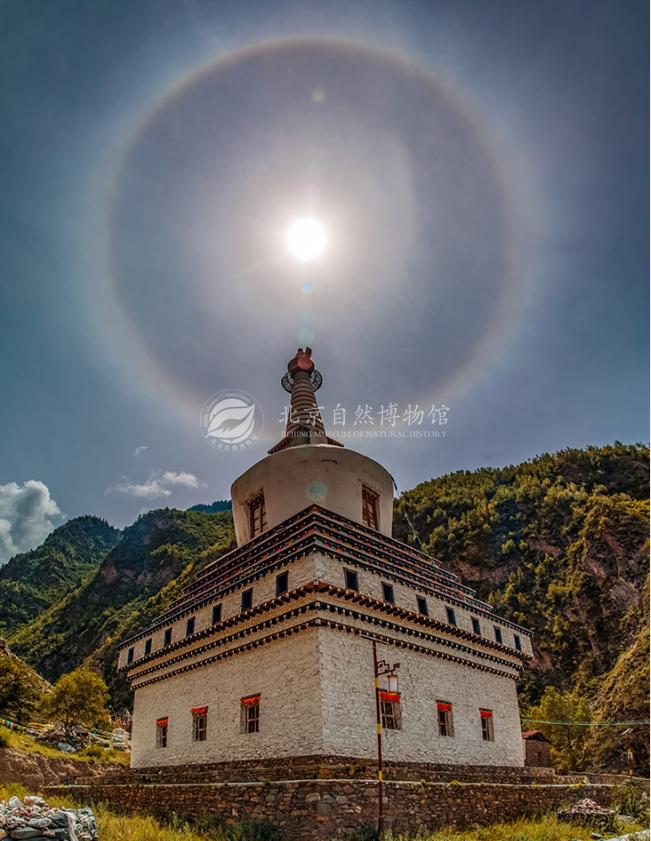 白塔与日晕