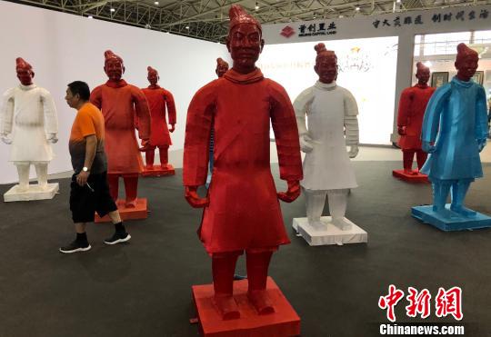 6月9日，来自大运河沿线8省市的58项非物质文化遗产代表性项目集中亮相北京。图为国家级非遗代表性项目北京灯彩的衍生品“漂亮的兵马俑”。(完) 尹力 摄