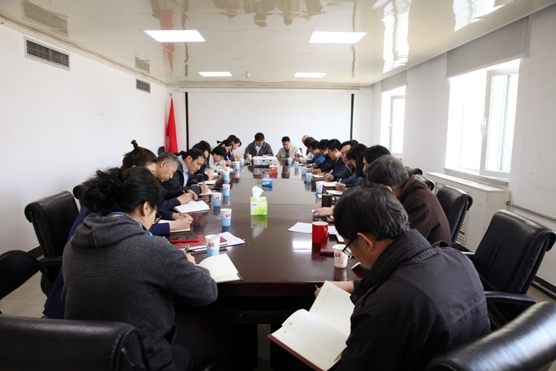 2与会人员认真记录x.jpg