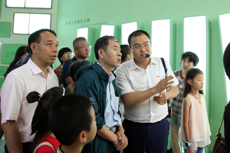 参观展厅1.jpg