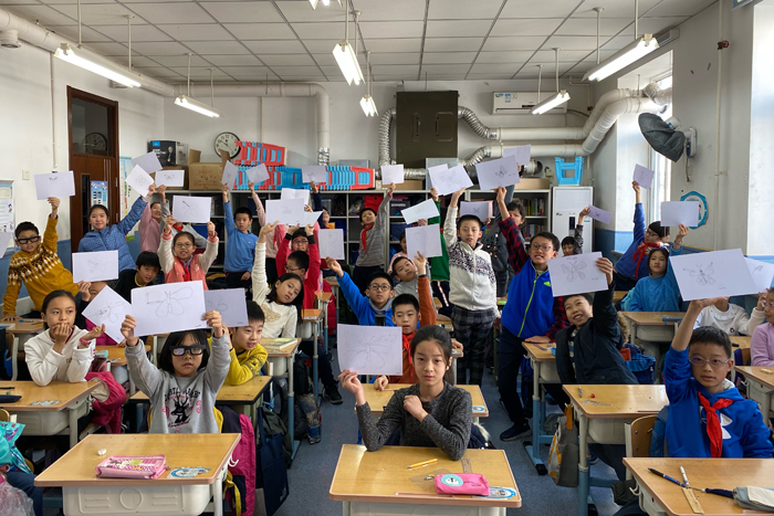 11月20日“科学绘画”孩子们与作品合影6x.jpg