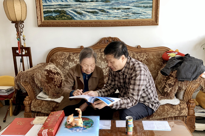 4孟庆金馆长走访慰问老干部1.jpg