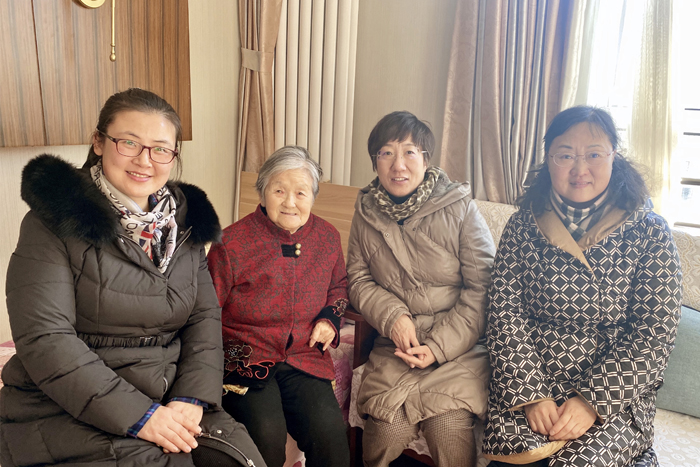 5李丽书记走访慰问老干部1.jpg