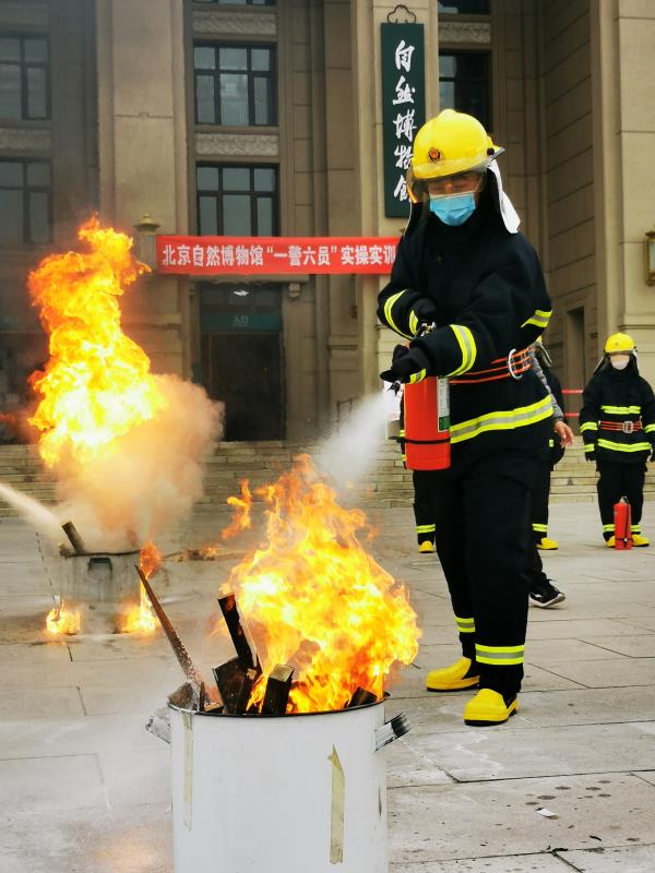 馆内微型消防站灭火组人员操作“灭真火”.jpg