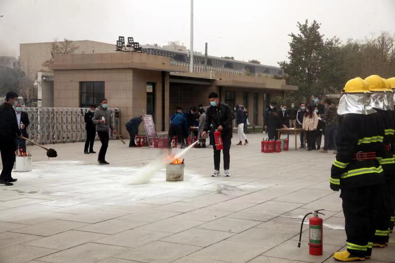 馆内员工灭火器实操演练.jpg