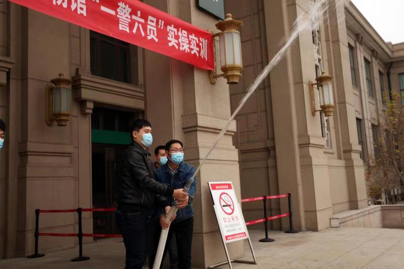 员工实操消火栓“出真水”.jpg