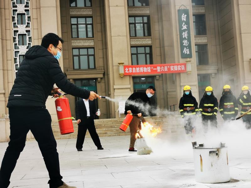 员工现场实操灭火器“灭真火”.jpg