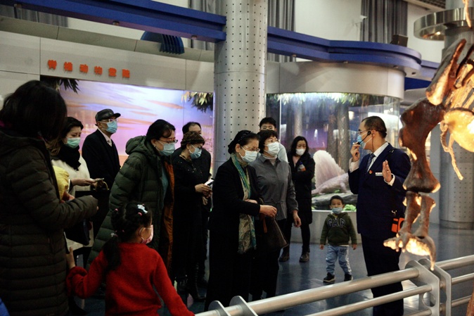 实事助学基金会参观古爬行动物展厅1.jpg