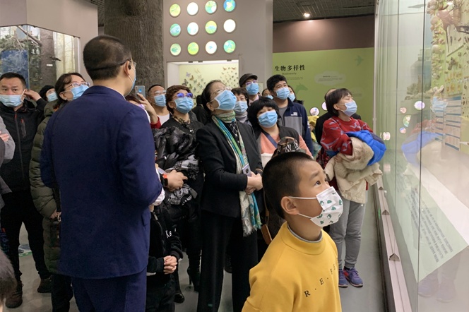 实事助学基金会参观基本陈列展厅1.jpg
