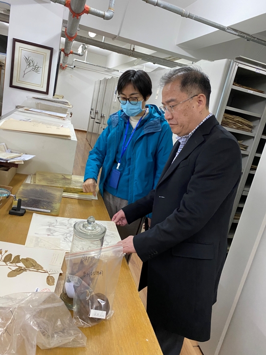 国家中医药博物馆馆长杨荣臣参观自然馆标本库房1.jpg