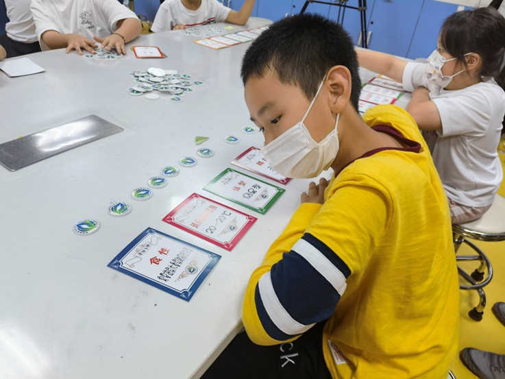 课上小朋友认真学习X.jpg