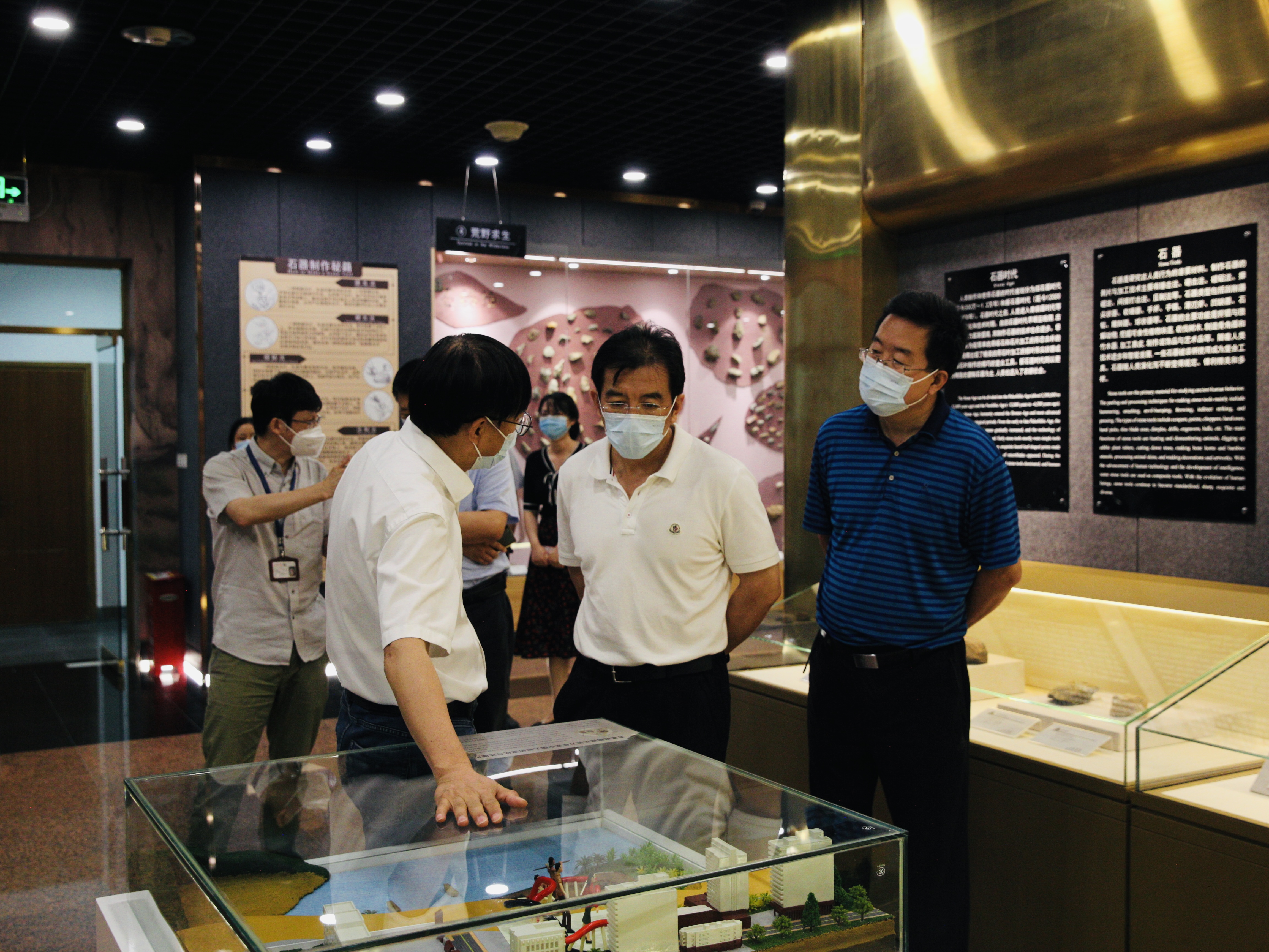 图1 参观中国古动物馆展厅.jpg