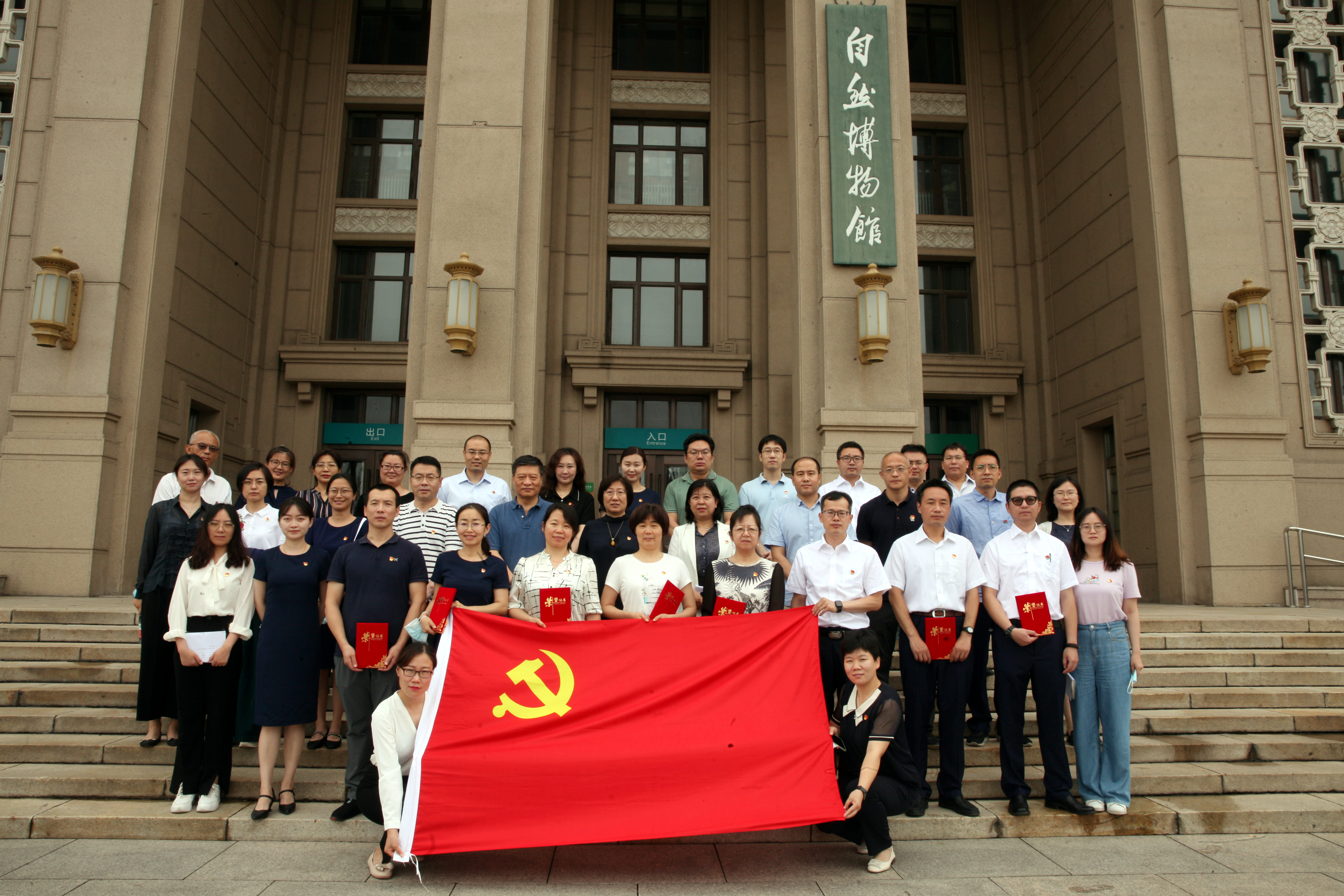 全体抗疫下沉党员和志愿者合影.jpg