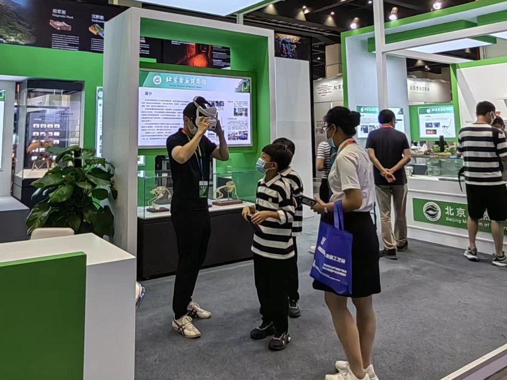 图2 工作人员为观众调试VR虚拟现实体验设备.jpg