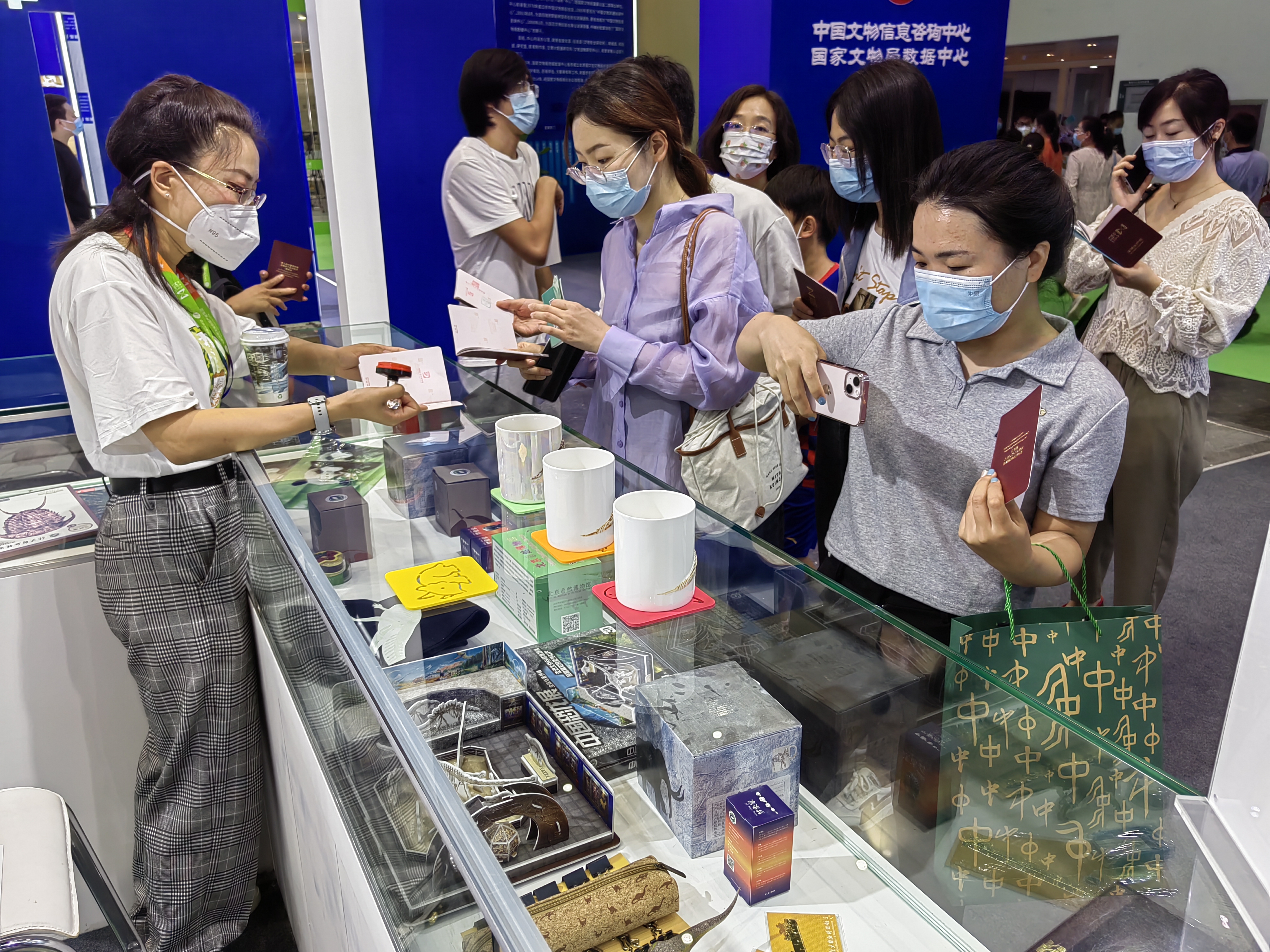 图3 北京自然博物馆文创展示区.jpg